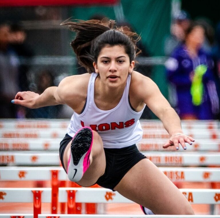 El Mo, Analy off and running in spring track meets