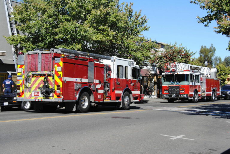 Healdsburg Fire Department investigating smoke smell at Healdsburg Avenue flower shop