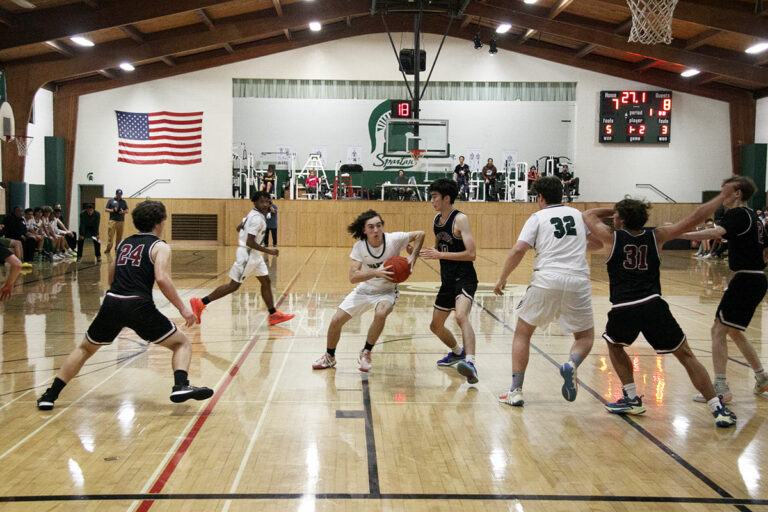 Basketball action at Rio Lindo