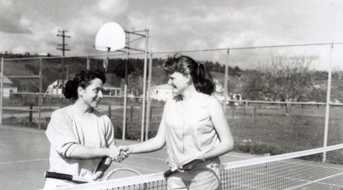 Healdsburg women playing tennis