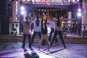 Hip-hop dancers in the Plaza