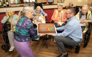 Four centenarians get a birthday cake