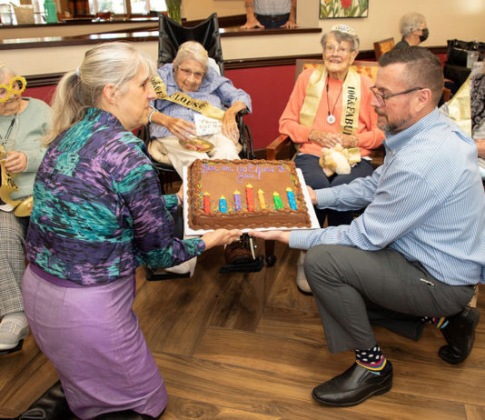 Four centenarians get a birthday cake