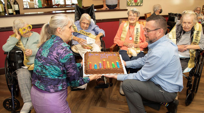 Four centenarians get a birthday cake